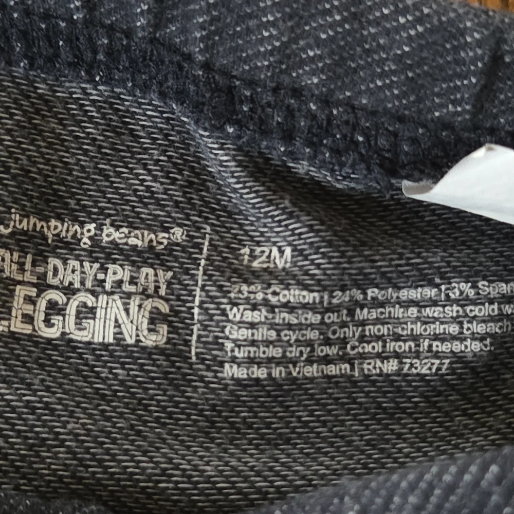 12 Month Tops and Bottoms: 3 Onesies and Blue Stretch Leggings/Ruffled Shorts - Picture 3 of 12